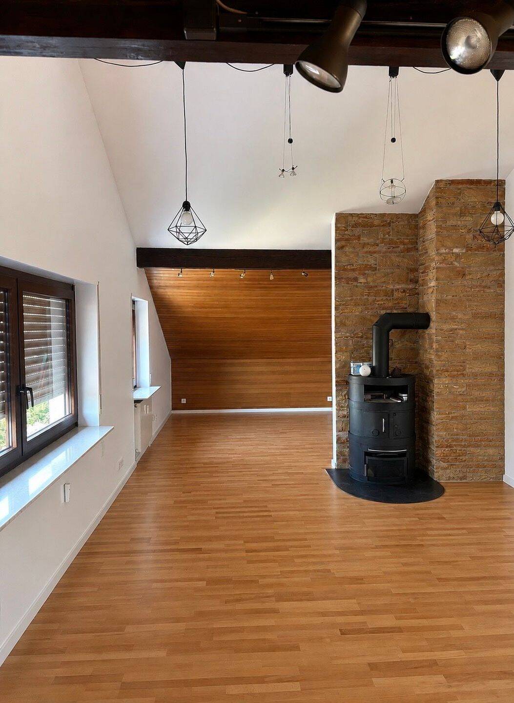 Stilvolles Wohnen mit besonderem Raumgefühl – 2-Zimmer-Wohnung mit ca. 4 m Deckenhöhe, Kamin & Balkon in Ellhofen, 74248 Ellhofen