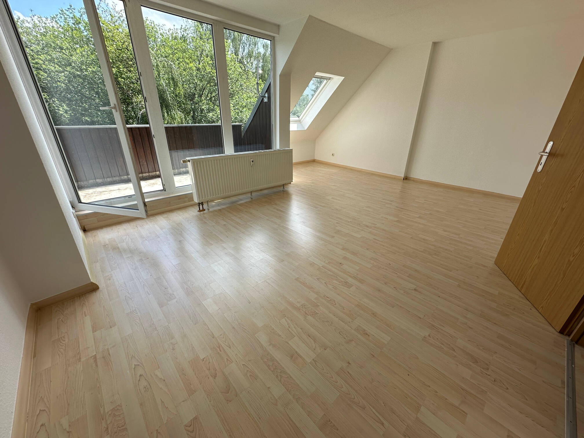 Frei ab 1.11. – Dachgeschoss mit Balkon / Laminat / Bad mit Fenster !
