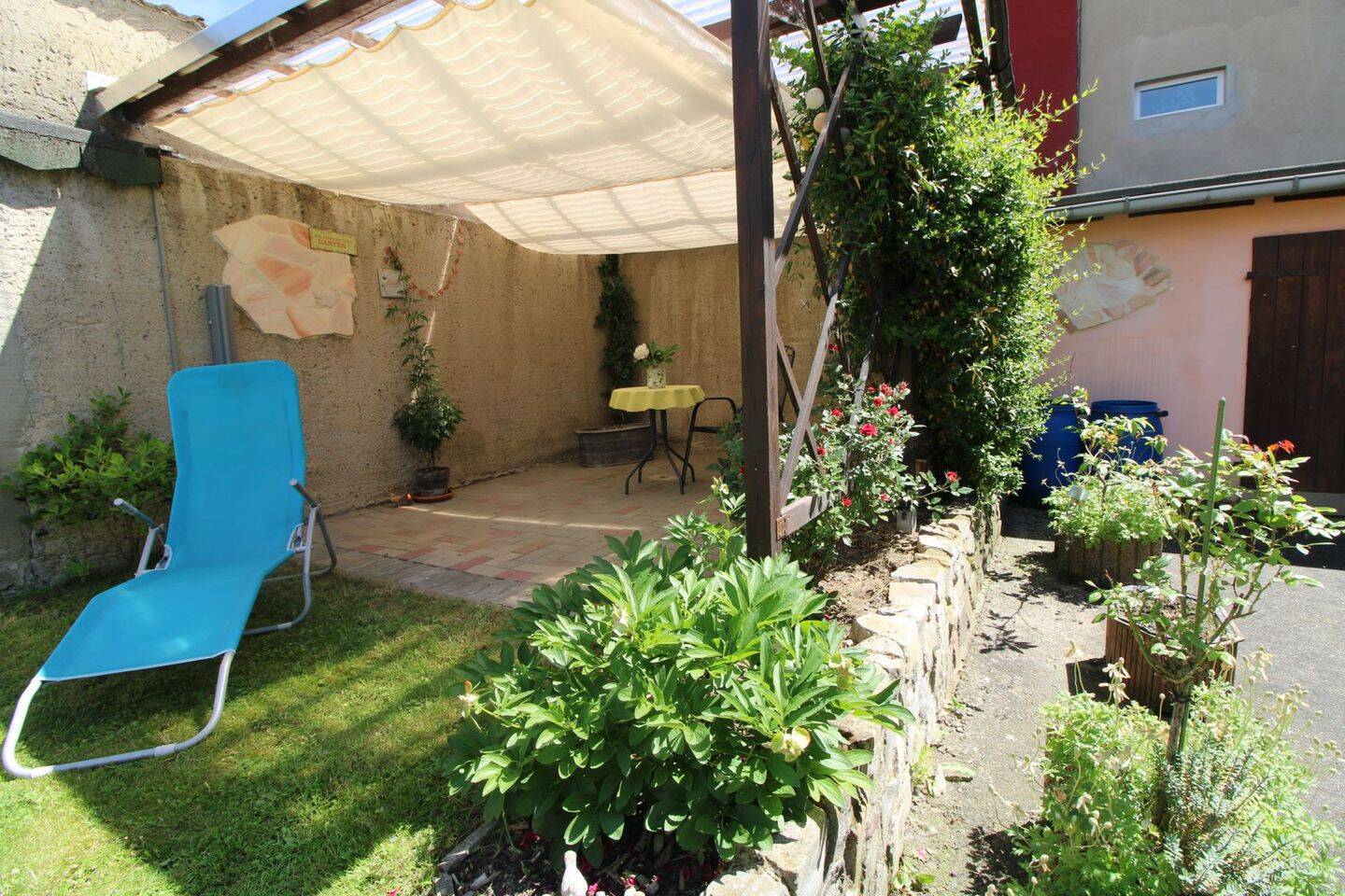 Charmantes Einfamilienhaus mit zusätzlicher Einnahmequelle durch Gewerbeeinheit, 39240 Calbe (Saale)