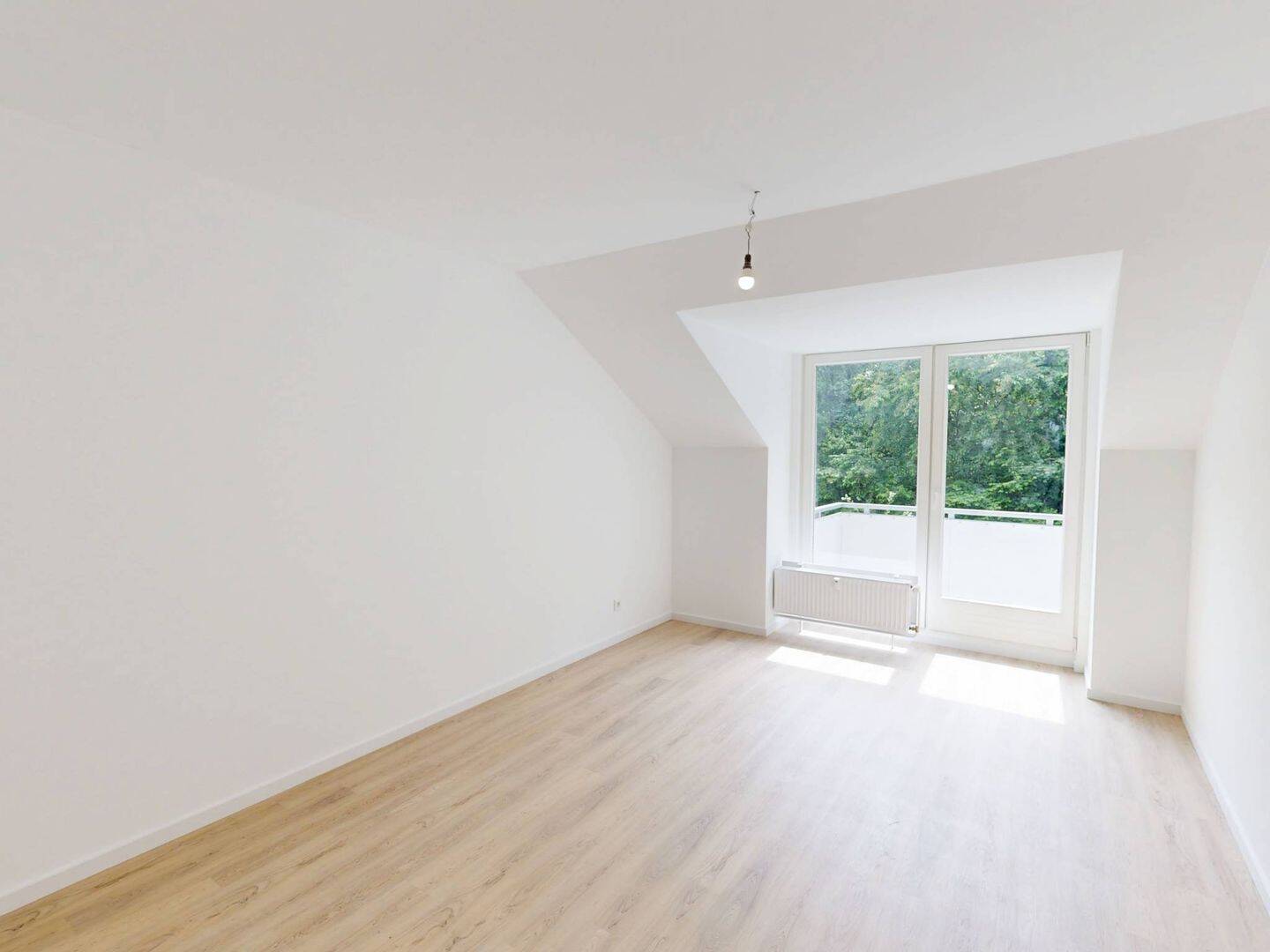 Frisch renoviert und sofort verfügbar – 2-Zimmer-Wohnung mit Balkon, 22559 Hamburg (Altona Rissen)