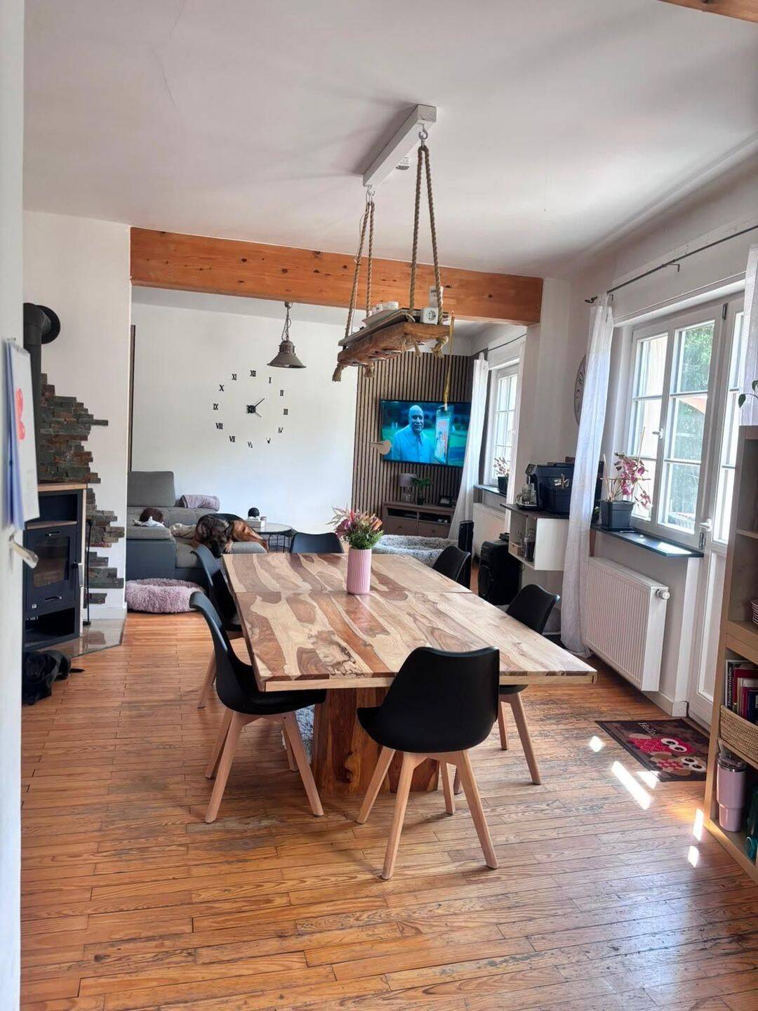 Großzügige 4-Zimmer-Wohnung mit Balkon, Kaminofen, Stellplatz