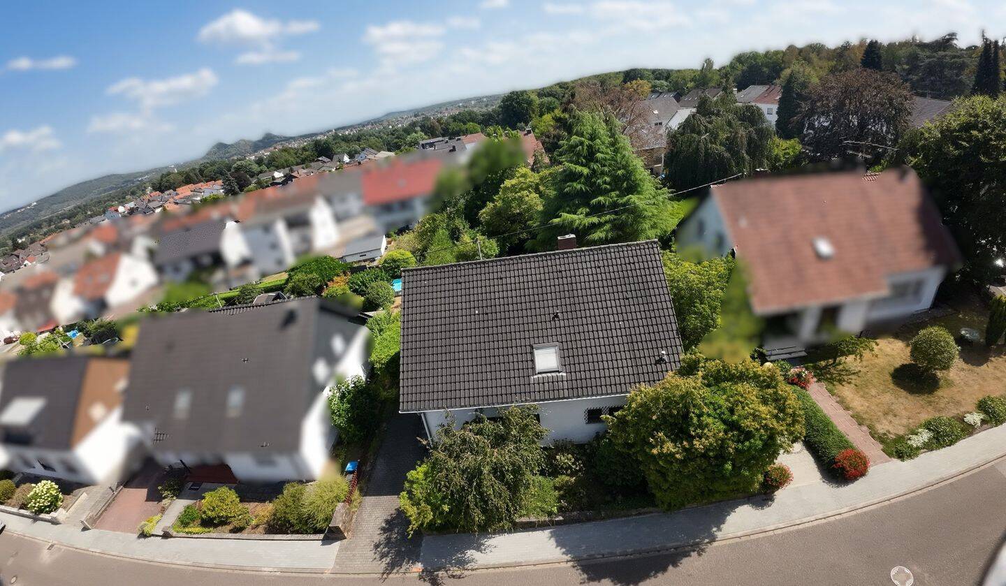 Solides, freistehendes Einfamilienhaus mit großzügigem Garten, Terrasse und Garage in gepflegter Wohnlage von Wadgassen, 66787 Wadgassen