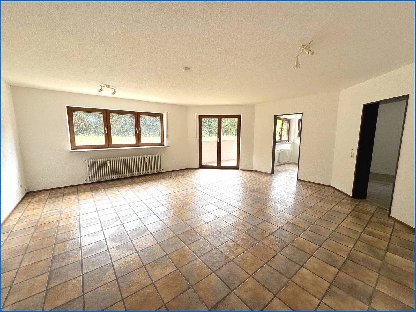Geräumige und gemütliche 2,5 Zi.-Wohnung im Gartengeschoss mit Terrasse und PKW-Stellplatz!, 78315 Radolfzell am Bodensee