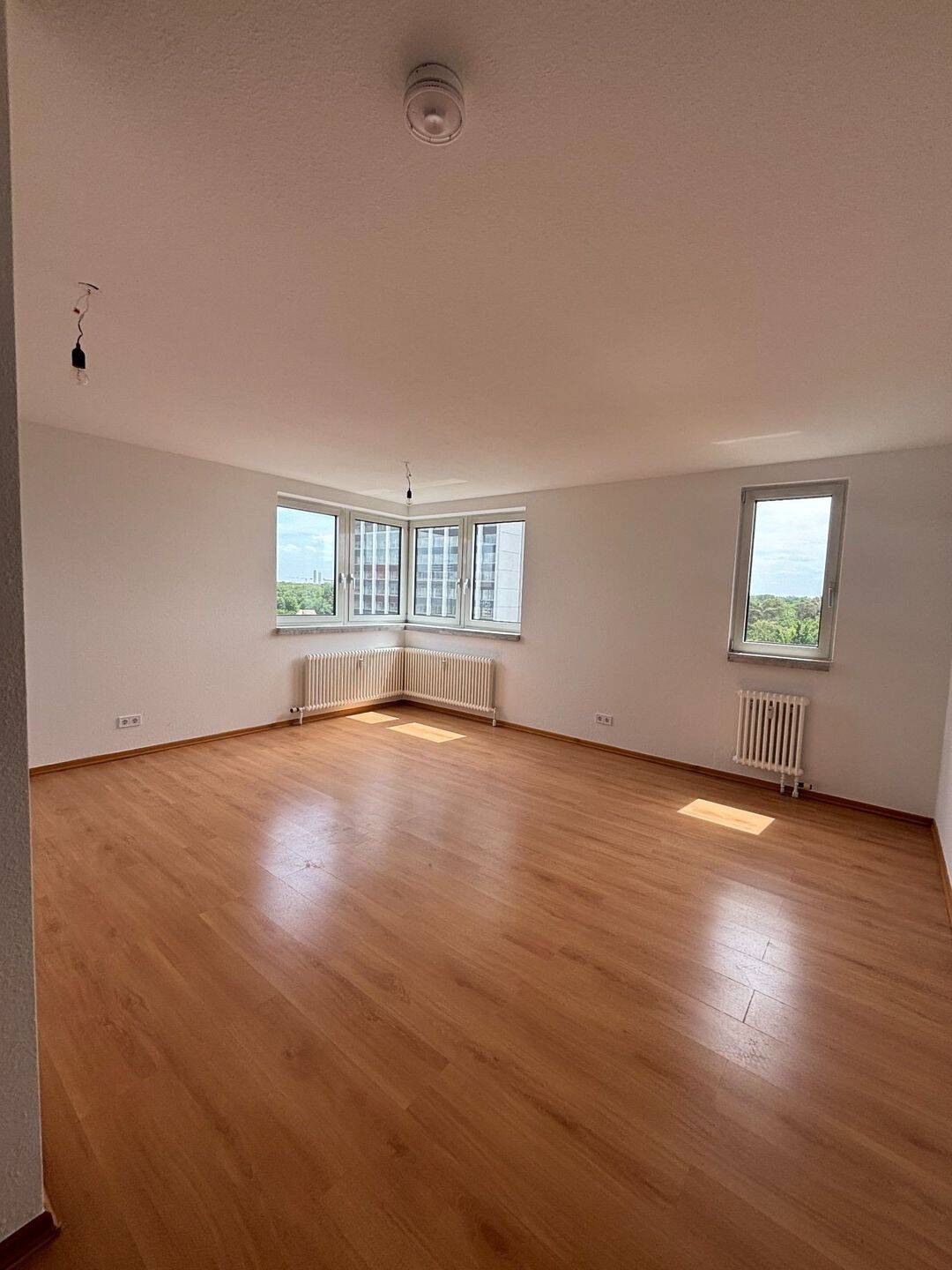! Charmante 2 Zimmerwohnung mit neuer Einbauküche in Niederrad !, 60528 Frankfurt am Main (Niederrad Sachsenhausen Schwanheim)