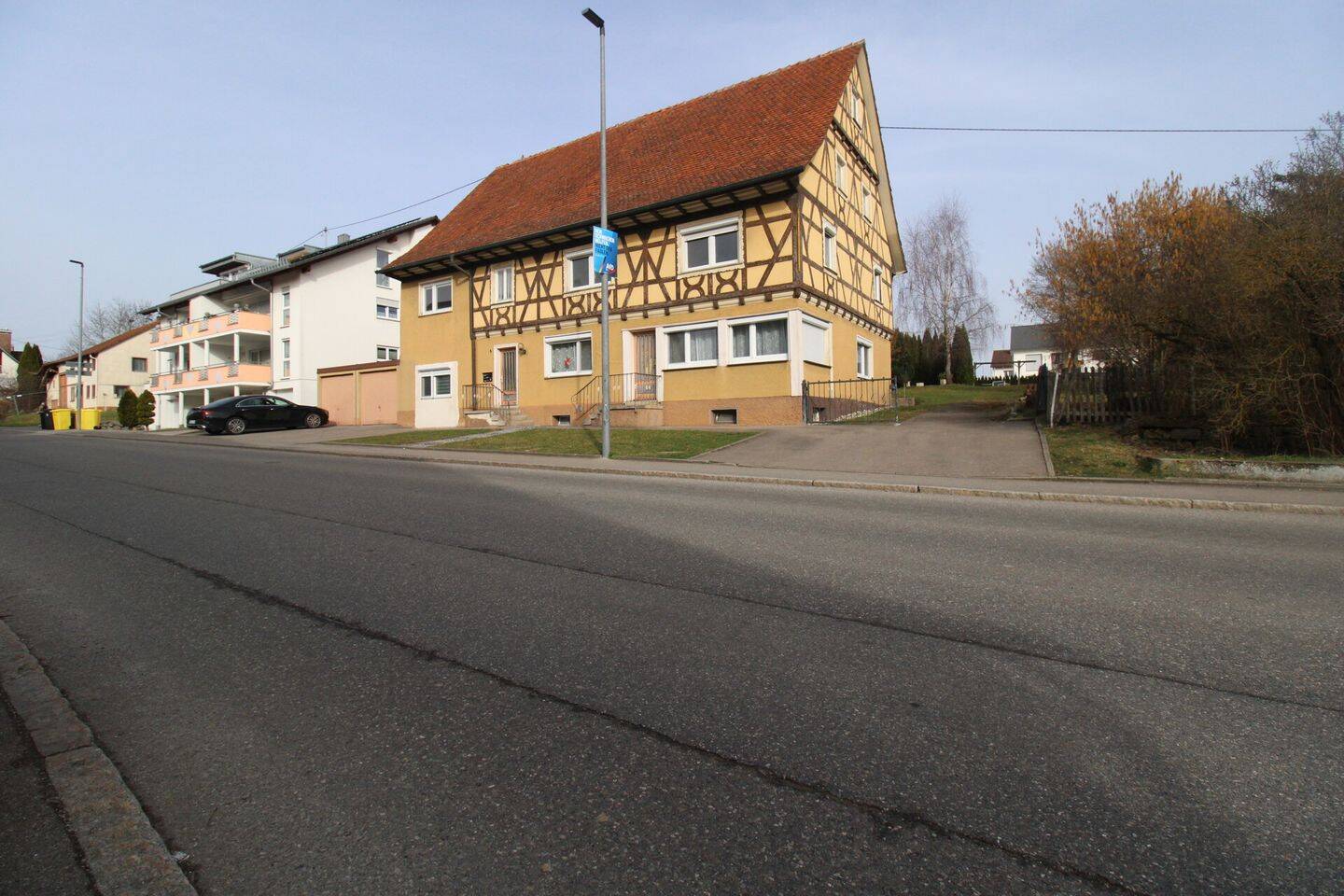 Geräumiges 4 – Familienhaus mit Entwicklungspotenzial und Zwei Garagen in Dauchingen, 78083 Dauchingen