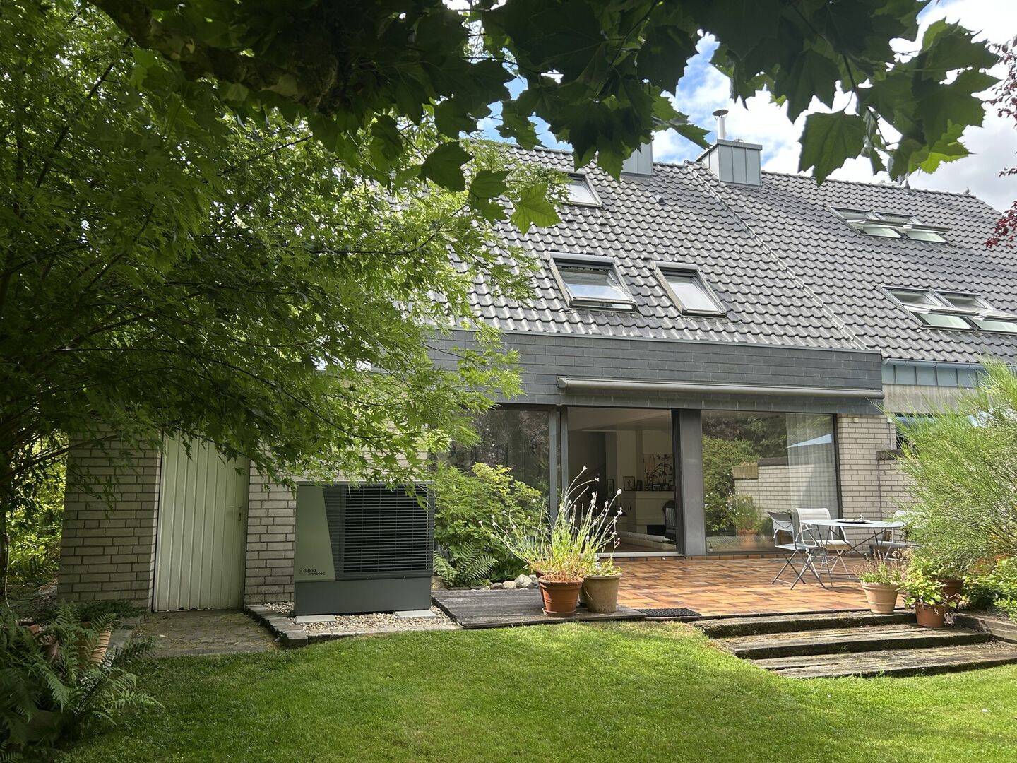 Zeitlos elegante Doppelhaushälfte mit Garage, Wärmepumpe und parkähnlich angelegtem Garten, 40668 Meerbusch