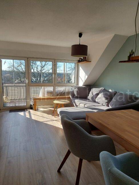 ab September* 2 Zimmer im Dachgeschoss*Balkon*Einbauküche*Stellplatz