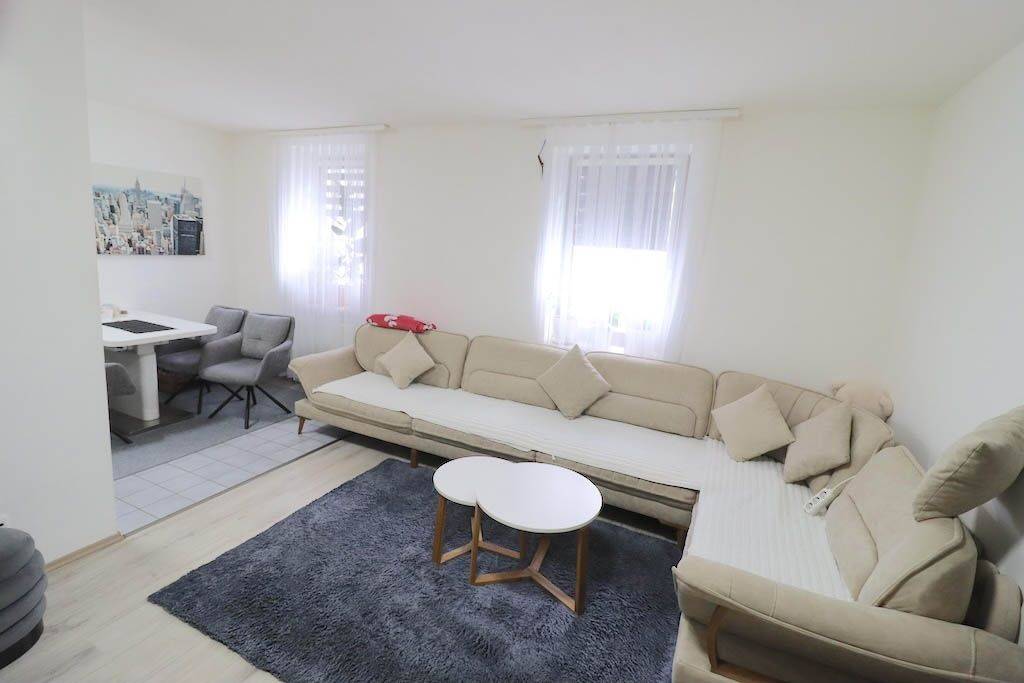 Landshut Nikola – Umfassend modernisierte 2-Zimmer-Erdgeschoss-Eigentumswohnung mit Stellplatz, 84034 Landshut (Münchnerau Nikola West)