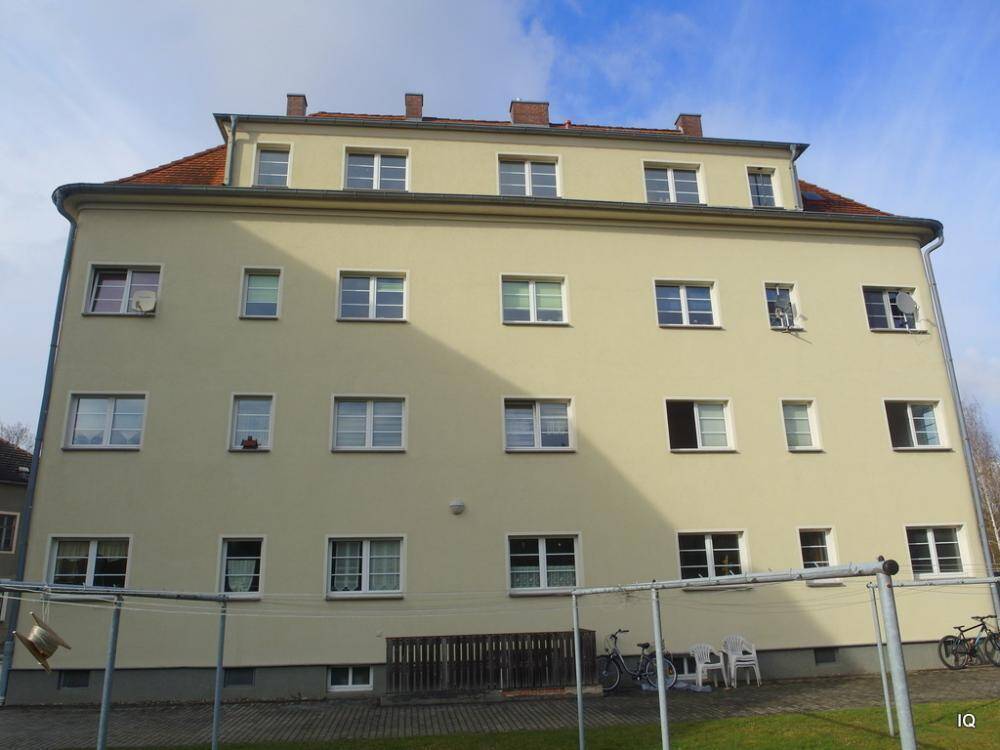 Wird noch renoviert: Kleine 3-Zimmer-Dachwohnung mit neuem Laminatboden und Bad mit Dusche