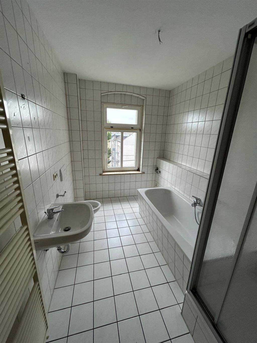 Am Park! Großzügige 3-Zi. mit Aufzug, Laminat, Wanne und Dusche! EBK mgl., 9130 Chemnitz (Hilbersdorf Sonnenberg Yorckgebiet Zentrum)