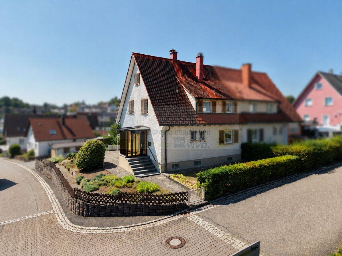 Ein- bis Zweifamilienhaus als DHH mit viel Platz, großem Grundstück und zwei möglichen Wohnbereichen in beliebter Wohnlage von Donaueschingen, 78166 Donaueschingen