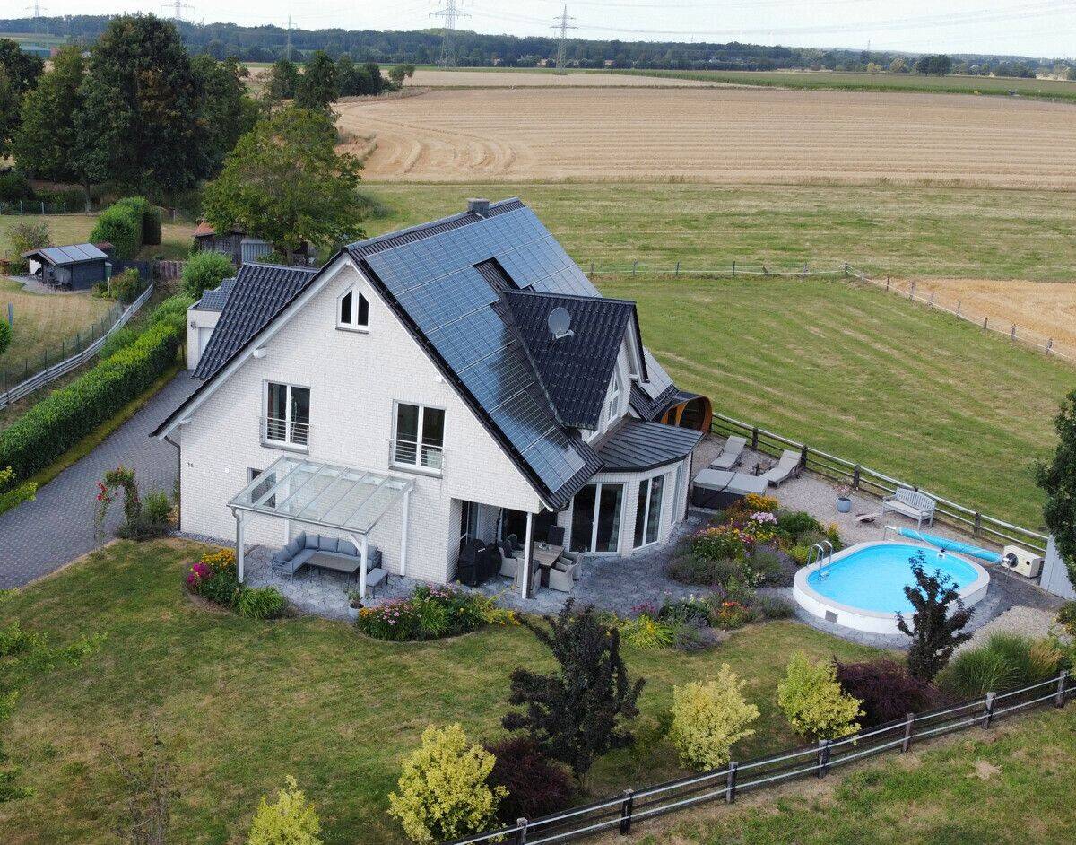Wohnen wie im Urlaub: Attraktives Einfamilienhaus mit Pool in Feldrandlage von Welver-Recklingsen!, 59514 Welver
