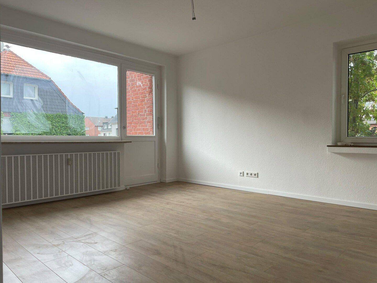 Neu sanierte 2-Zimmer-Wohnung mit Balkon in Oberhausen, 46117 Oberhausen