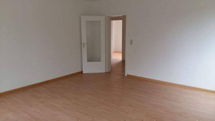 Zentral gelegene 3,5-Zimmer-Wohnung mit Wannenbad, Balkon, Aufzug, Stellplatz, 24568 Kaltenkirchen