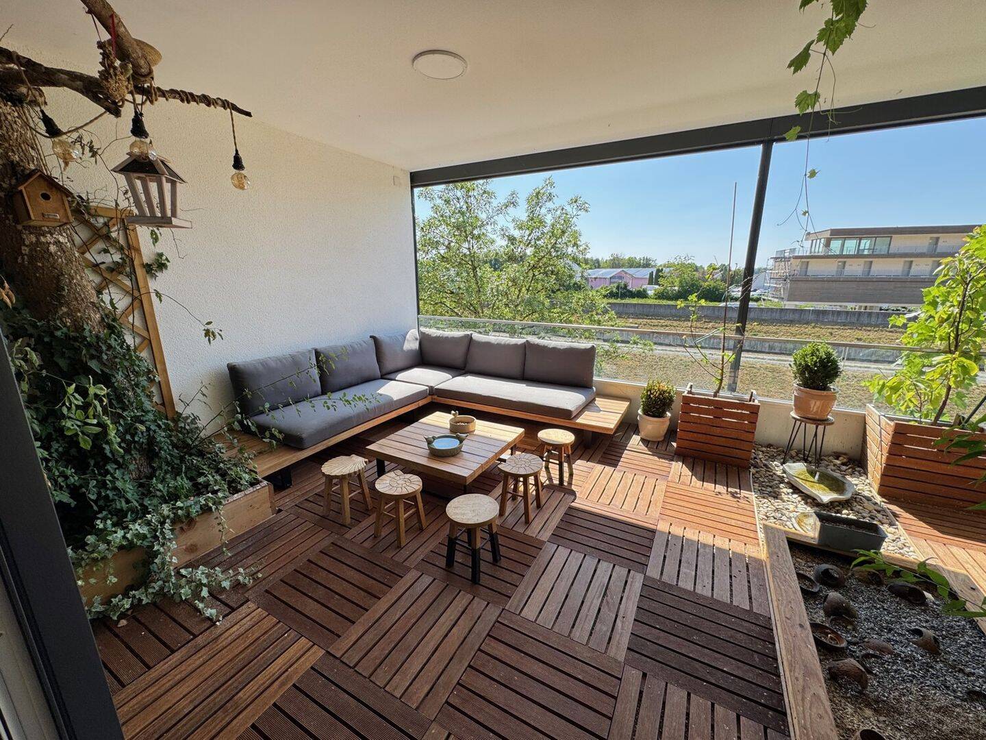 Neuwertige Eigentumswohnung mit TG-Stellplatz und überdachtem Balkon, 94526 Metten