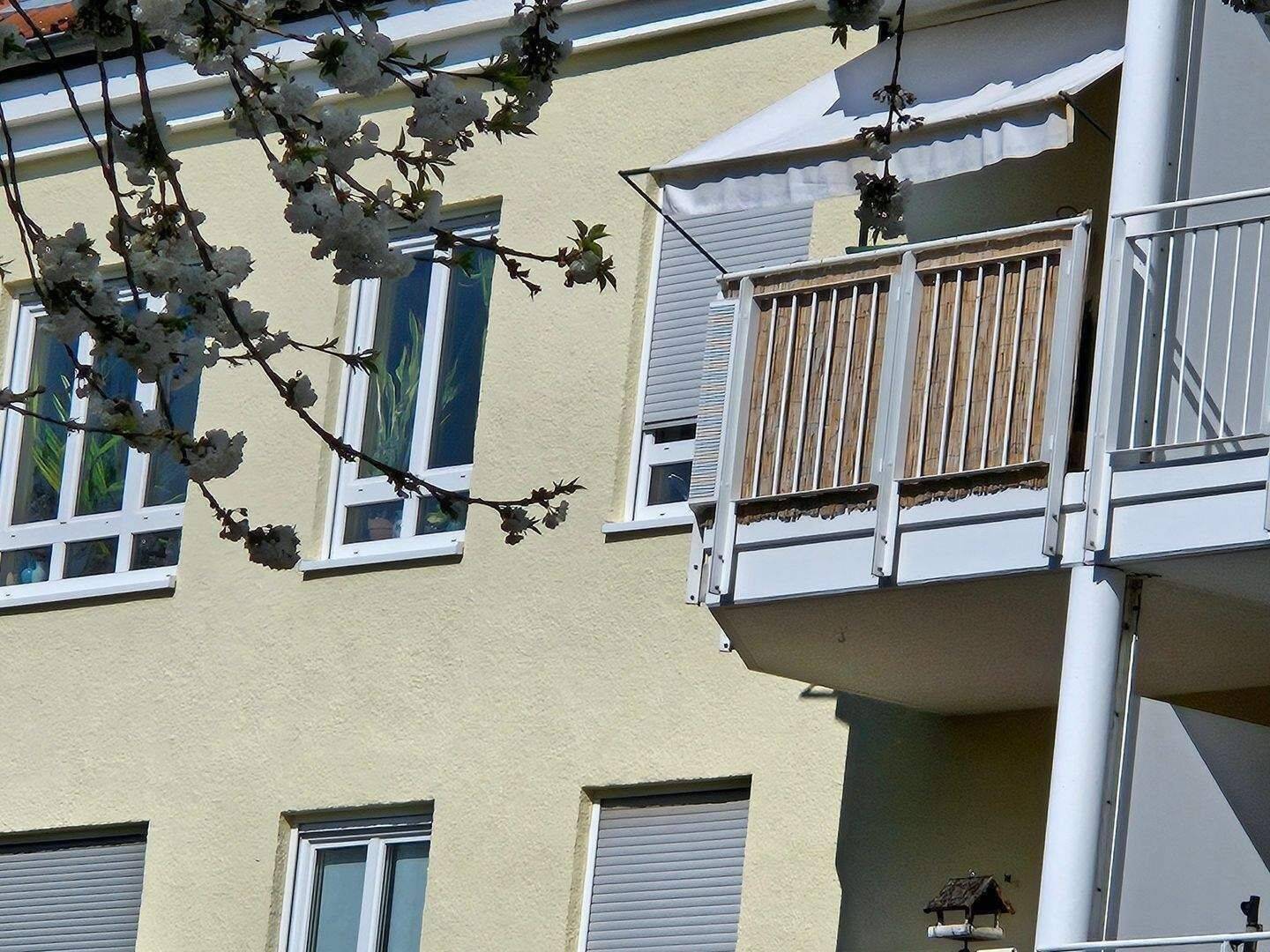 Bereits vermietet: Kleine 2 Zimmer-Wohnung. Kochnische. Balkon. Tiefgaragen-Stellplatz, 1328 Dresden