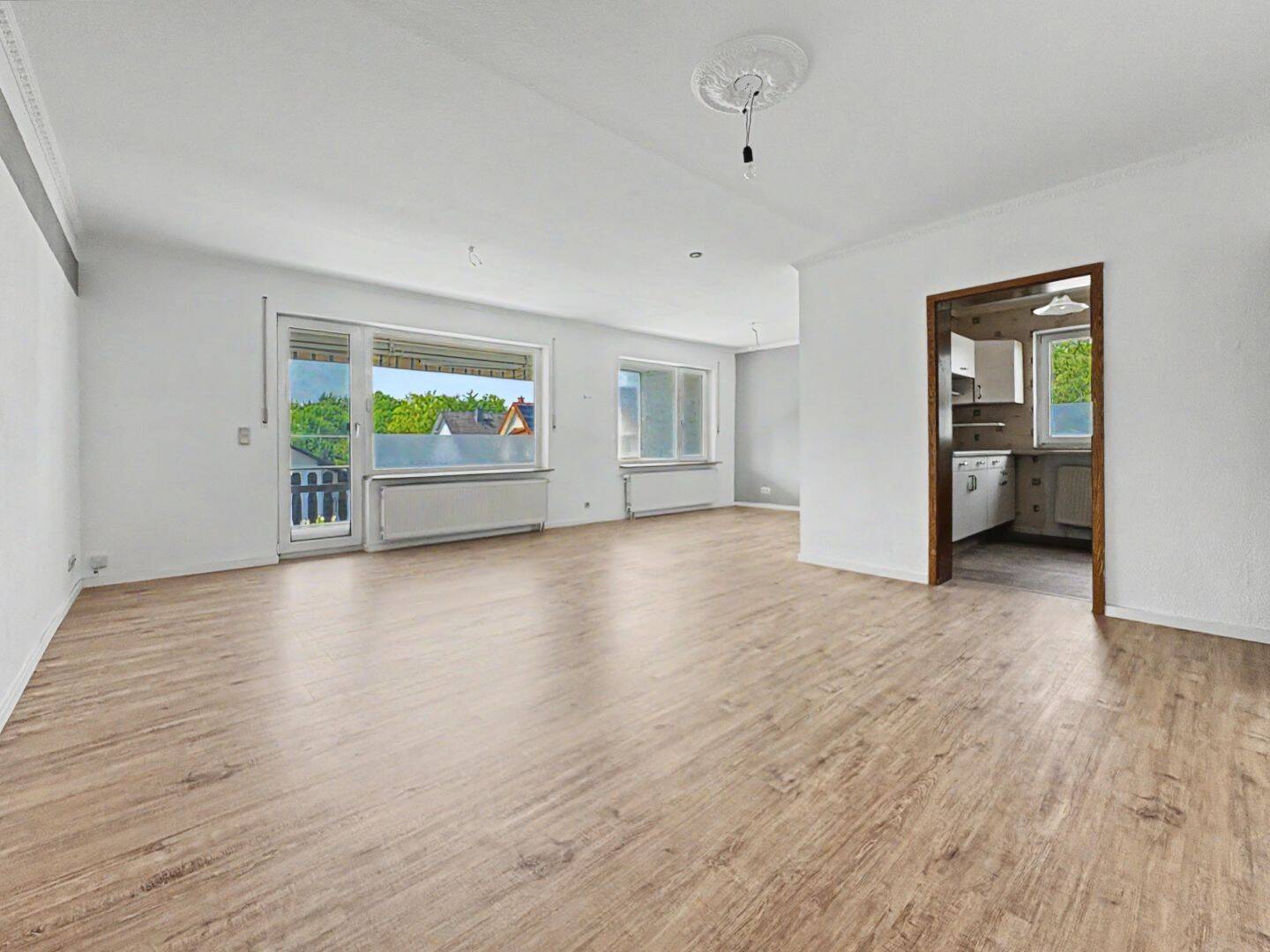 Großzügige 3-Zimmer-Wohnung mit Loggia und zwei Stellplätzen in Ronneburg-Neuwiedermuß, 63549 Ronneburg