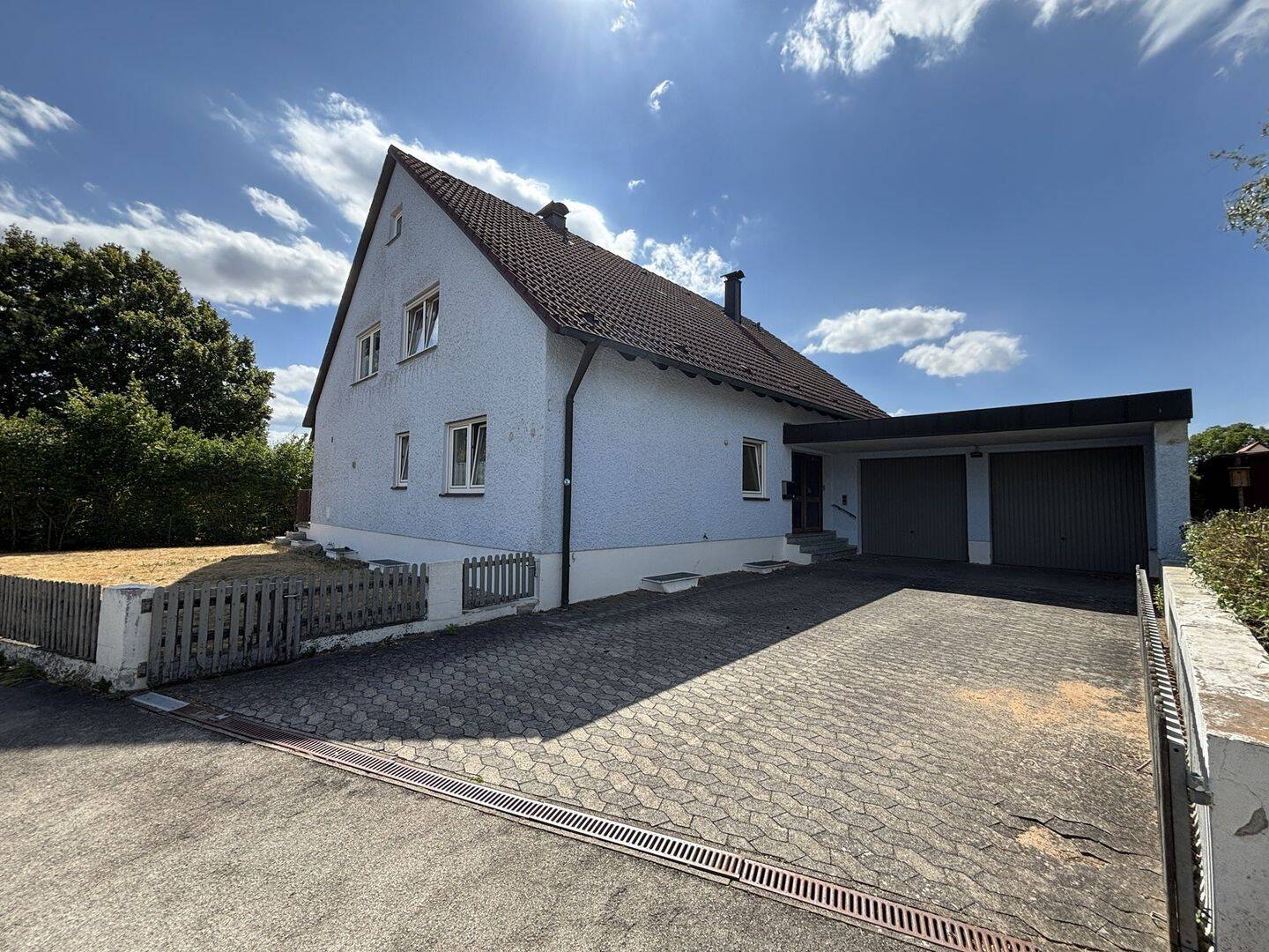 Großzügiges Einfamilienhaus mit Ausbaupotential und Doppelgarage, 91589 Aurach