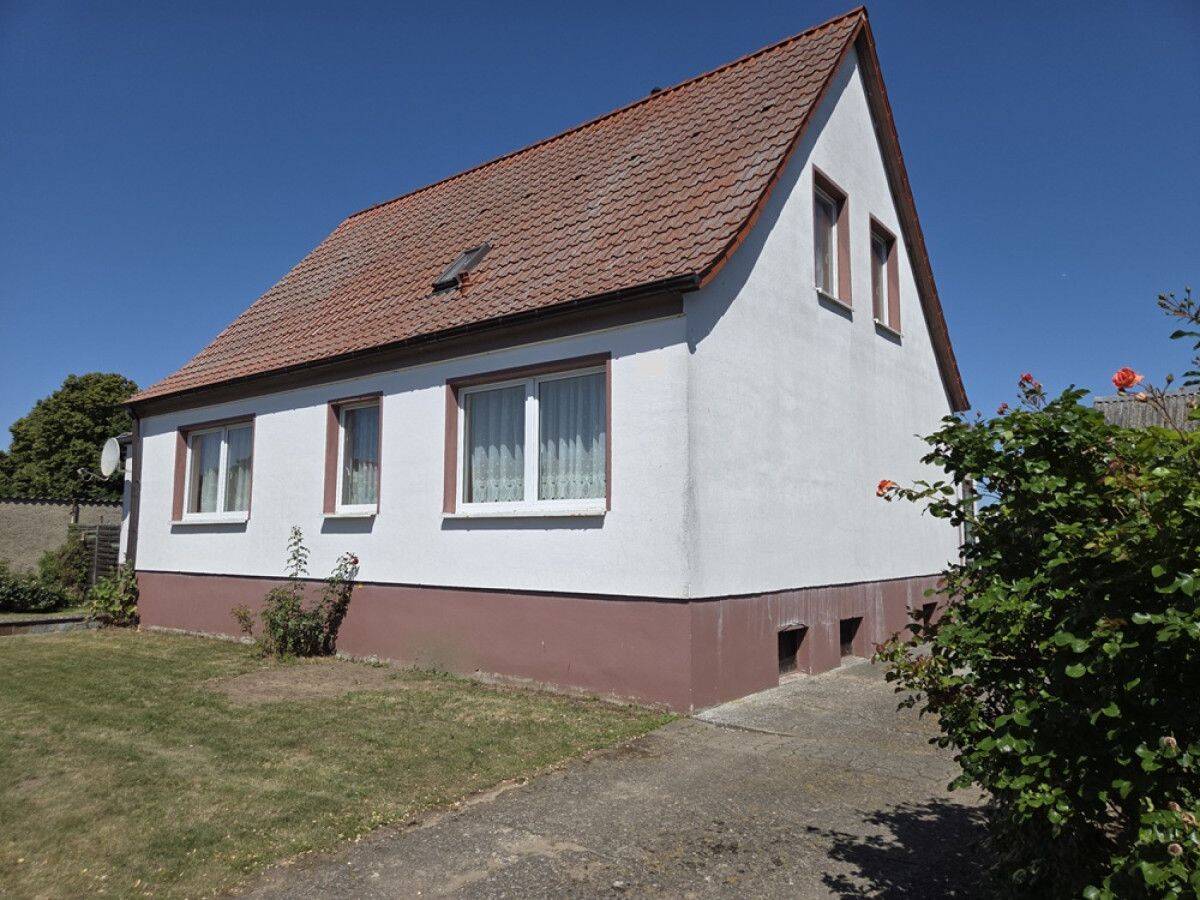 GROSSES EINFAMILIENHAUS – VIEL NEBENGELASS – SCHÖNES GRUNDSTÜCK, 17391 Krien