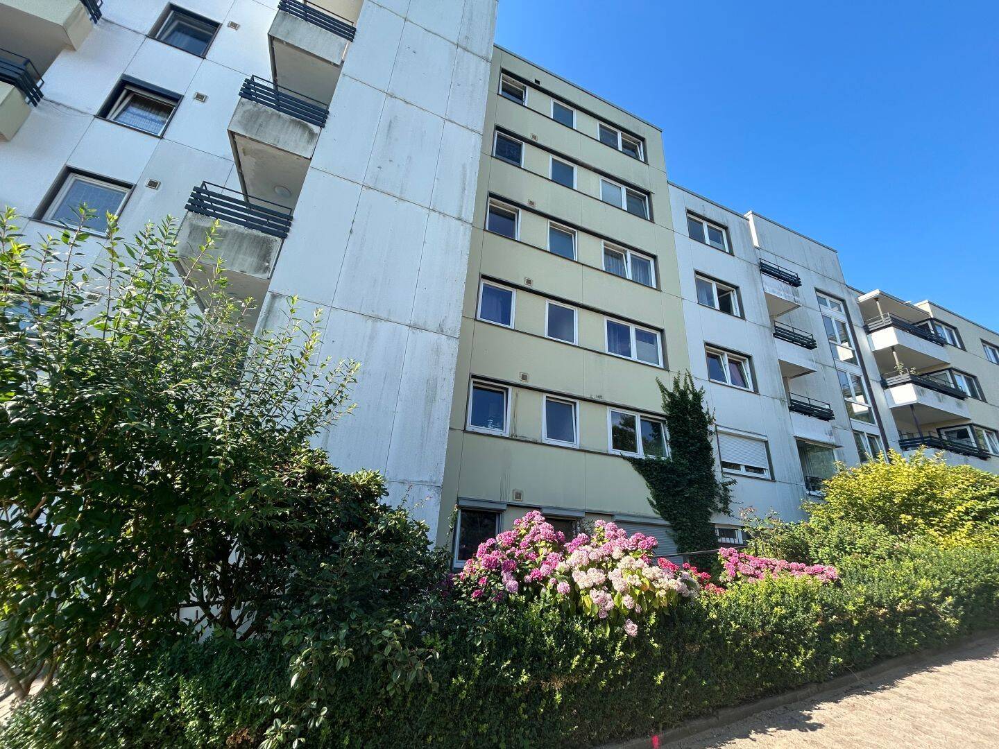 Große 3,5-Zimmer-Wohnung mit Grünblick, Garage und zwei Balkonen in Hildesheim, 31139 Hildesheim