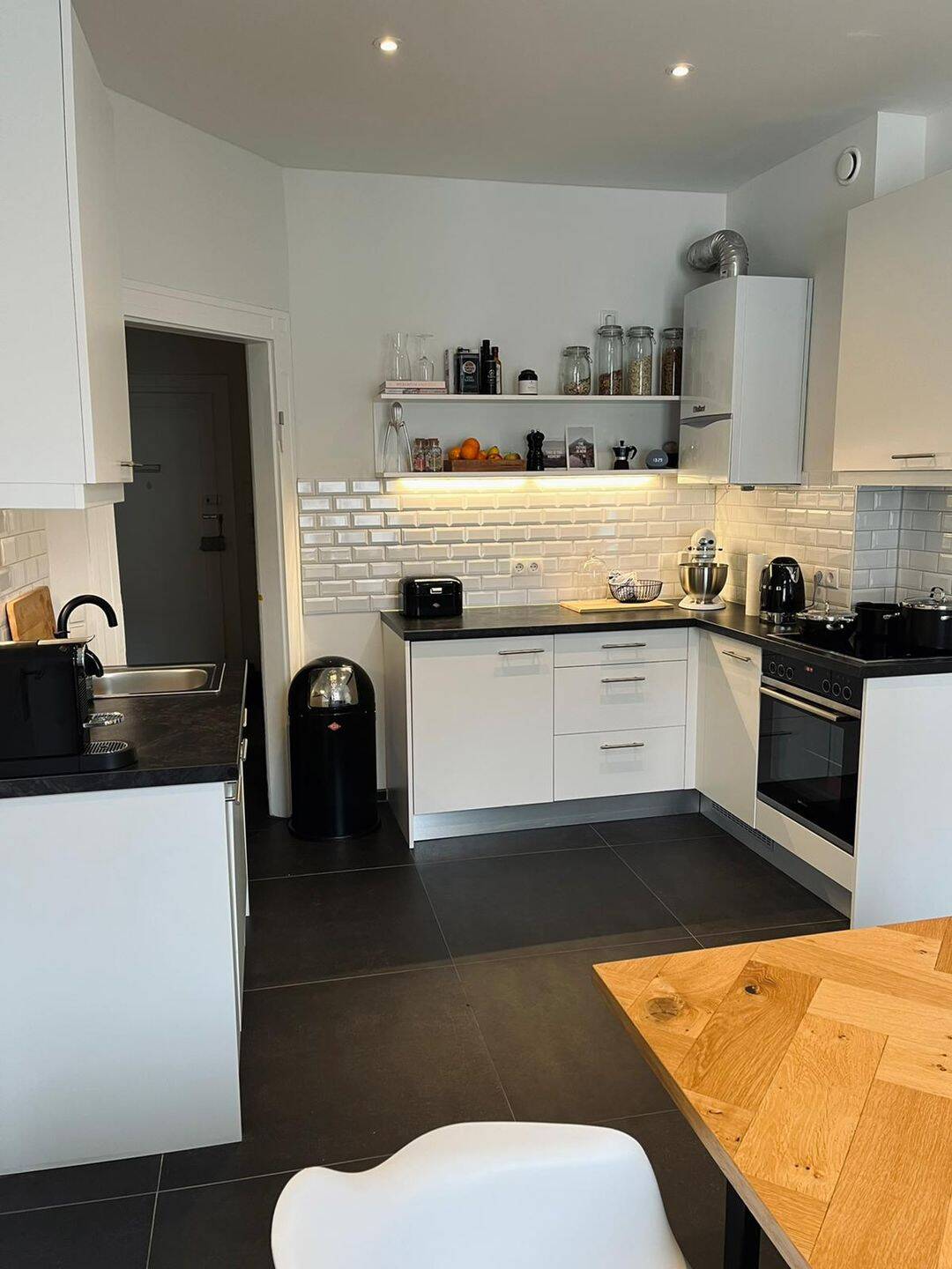 Stilvolle, vollständig renovierte 2,5-Zimmer-Wohnung mit Einbauküche in München Neuhausen, 80634 München (Neuhausen-Nymphenburg)