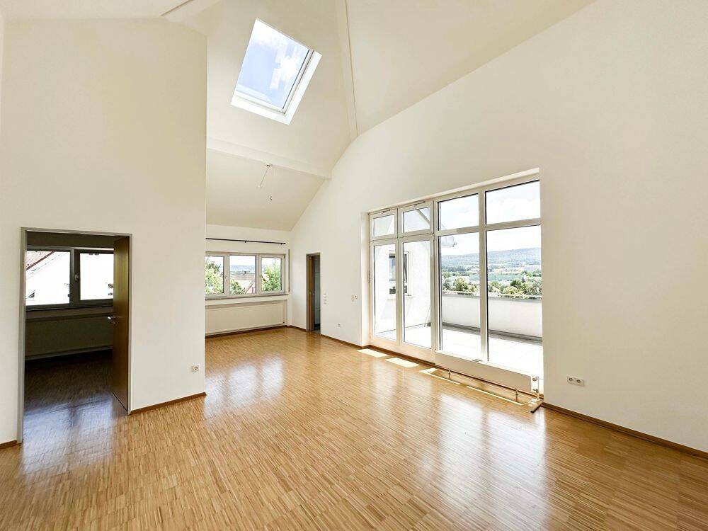 4-Zimmer-Dachgeschoss-Wohnung mit Terrasse, 74363 Güglingen