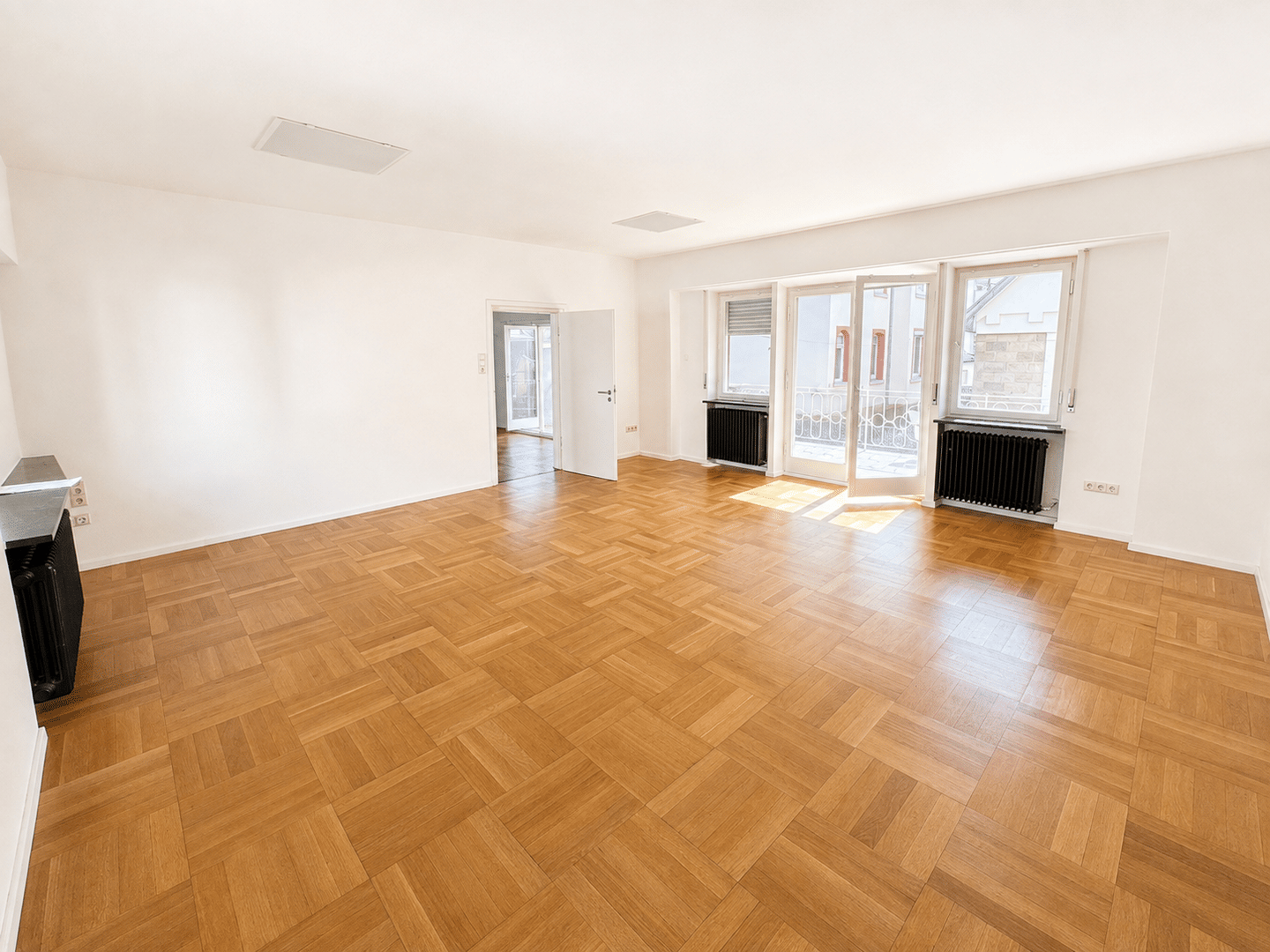 GROßZÜGIGES WOHNEN MIT HAUSCHARAKTER: 2,5-Zi. * ca. 124 qm * Garten * 2 Balkone * TL-Bad * Garage *, 73733 Esslingen am Neckar