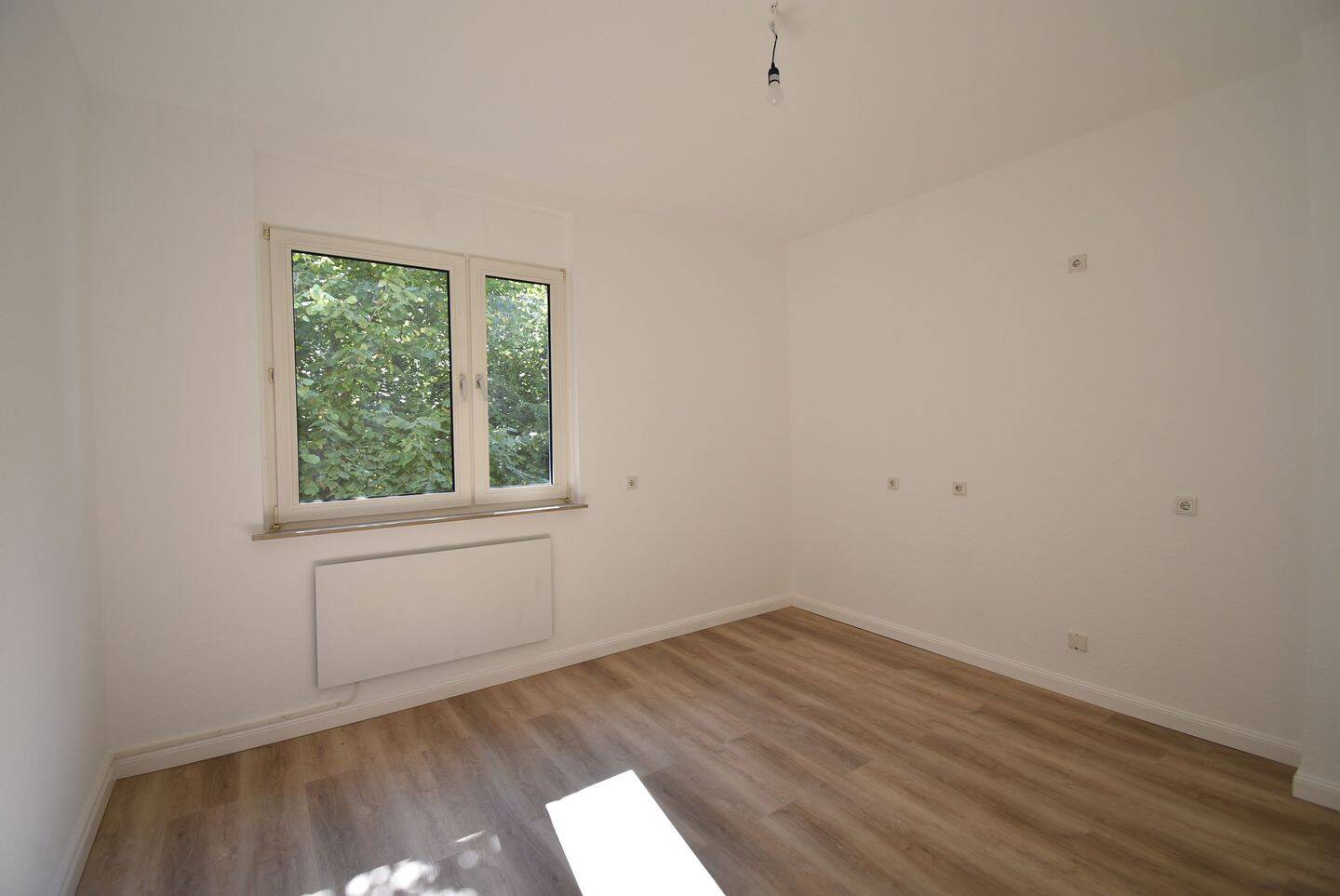 D-Hassels! Renovierte 2-Zimmer-Wohnung zu vermieten, 40599 Düsseldorf (Benrath Hassels Holthausen Reisholz)