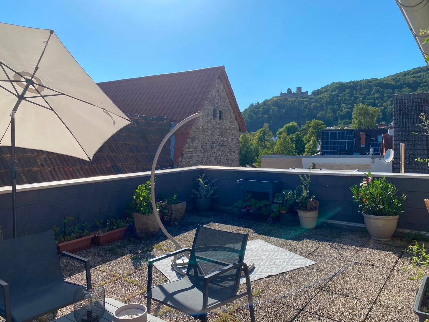 Wohnen unter der Burg Landeck: Modernisierte 107 m² DG-Wohnung mit Panorama-Dachterrasse