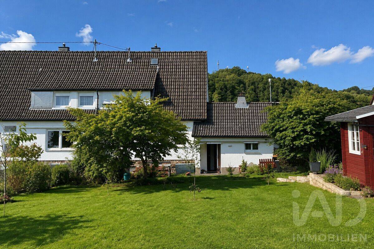 Gemütliche Doppelhaushälfte mit großem Grundstück und Gestaltungspotenzial in Lennestadt-Grevenbrück, 57368 Lennestadt