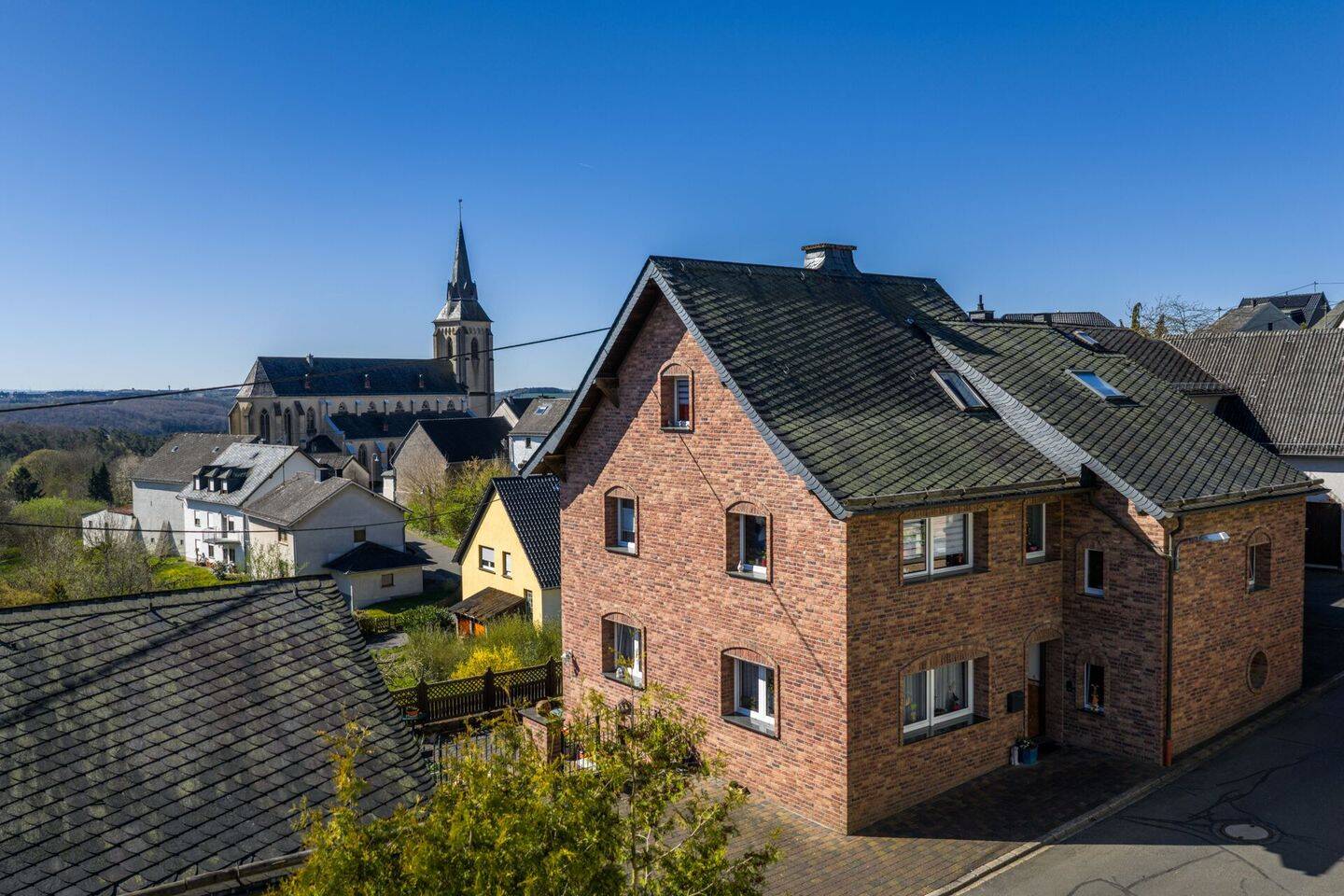 Großzügiges, komplett saniertes Einfamilienwohnhaus mit Einliegerwohnung im sehr gepflegten Zustand, 56761 Müllenbach