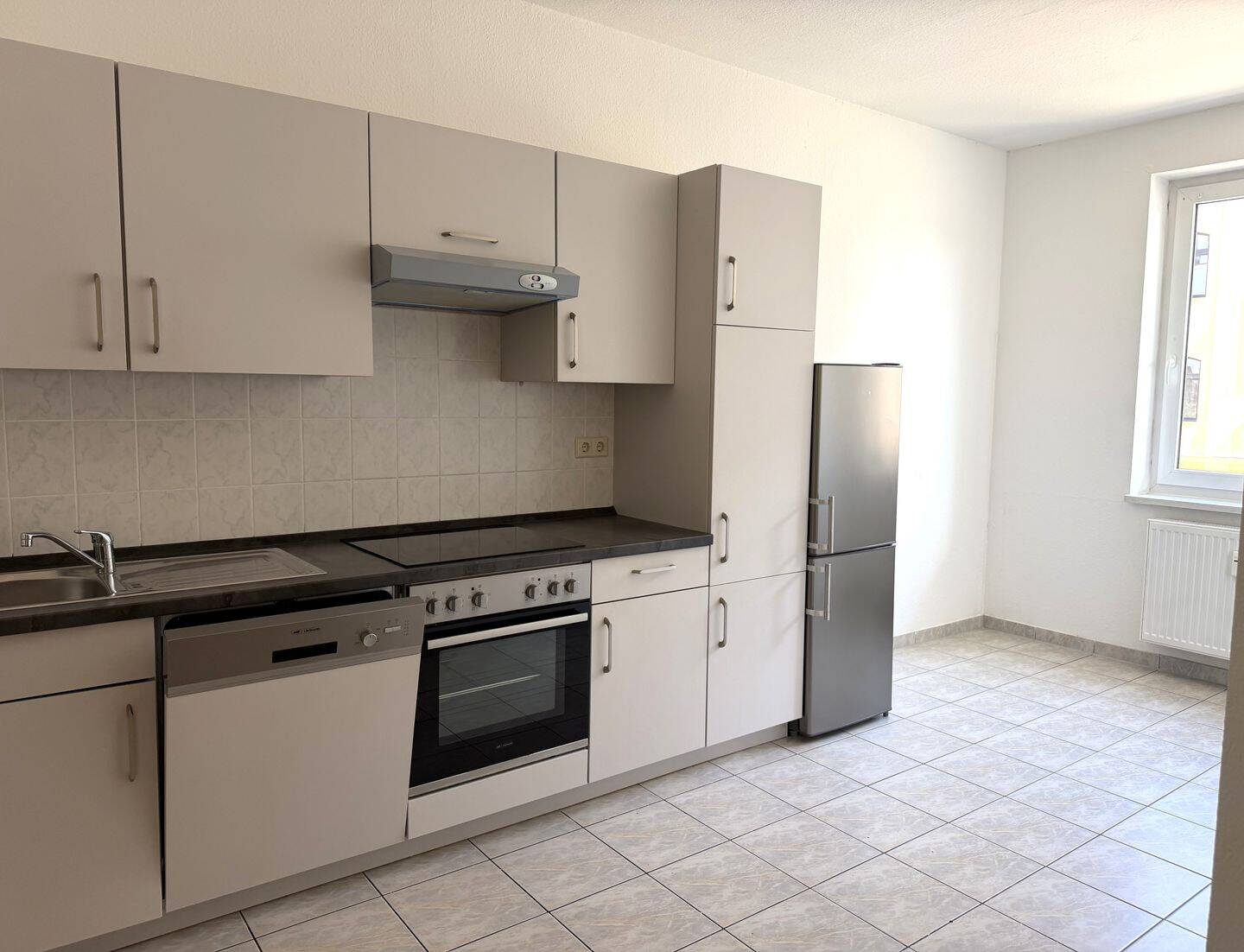 SUMMERDEAL!!! WG-geeignet mit Einbauküche und Balkon, 39106 Magdeburg (Alte Neustadt)