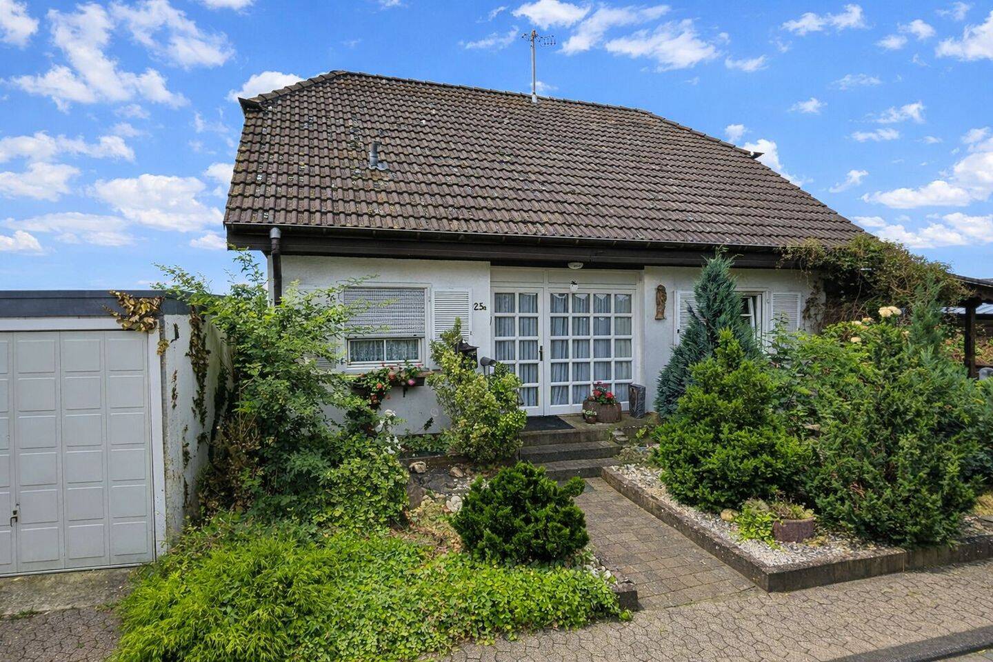 Einfamilienwohnhaus mit Einliegerwohnung und kleinem Apartment im 2. UG in Randlage der Gemeinde Mendig, 56743 Mendig