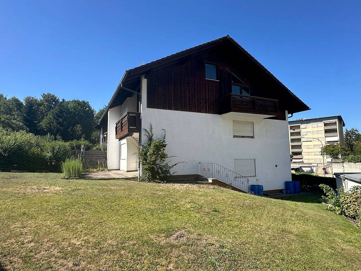 Großzügige Doppelhaushälfte in zentraler Lage – Split-Level-Wohnen mit Süd-Terrasse und drei Garagen, 83301 Traunreut