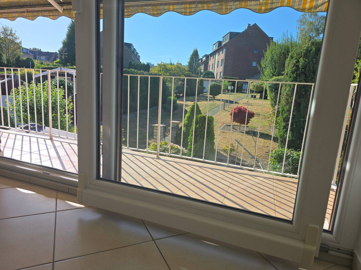 Helles und großzügges Wohn-Esszimmer mit grünem Blick, 41516 Grevenbroich