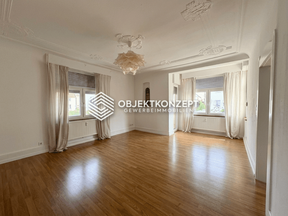 Stilvoll wohnen: Großzügige Altbauwohnung im 1. OG mit Einbauküche und Balkon, 78532 Tuttlingen