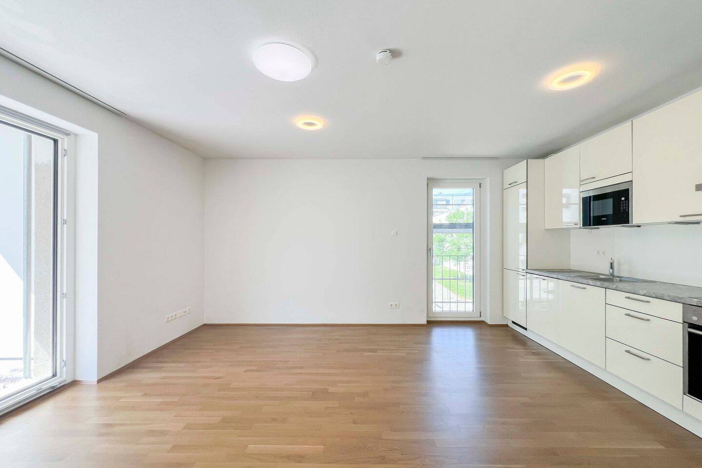 Sofort bezugsfrei: Neuwertige 2-Zimmer-Wohnung mit überdachtem Balkon inkl. Garagenstellplatz! – 80807 München – Bild 1 von 10