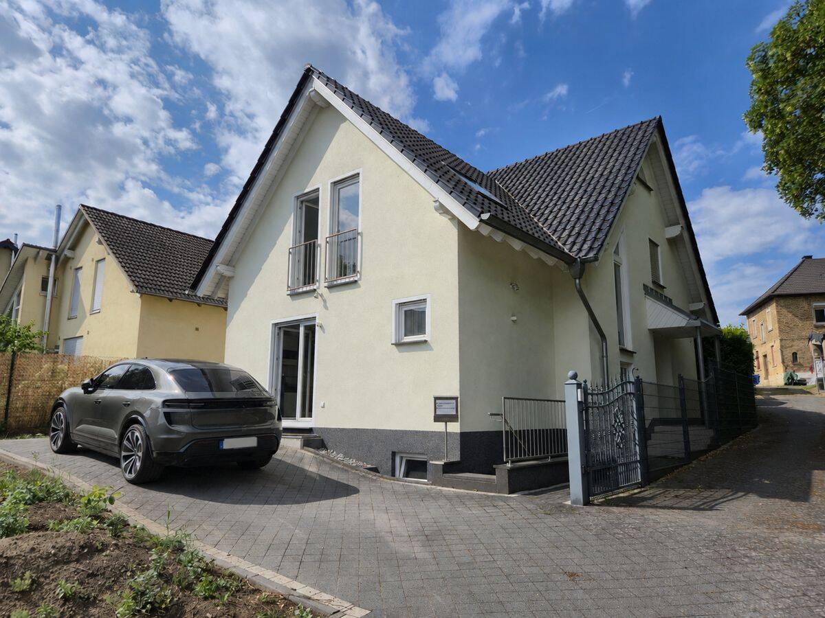 WOHNEN MIT BLICK AUF DIE WEINBERGE! Einfamilienhaus mit pflegeleichtem Garten *4 Stellplätze*, 55286 Sulzheim