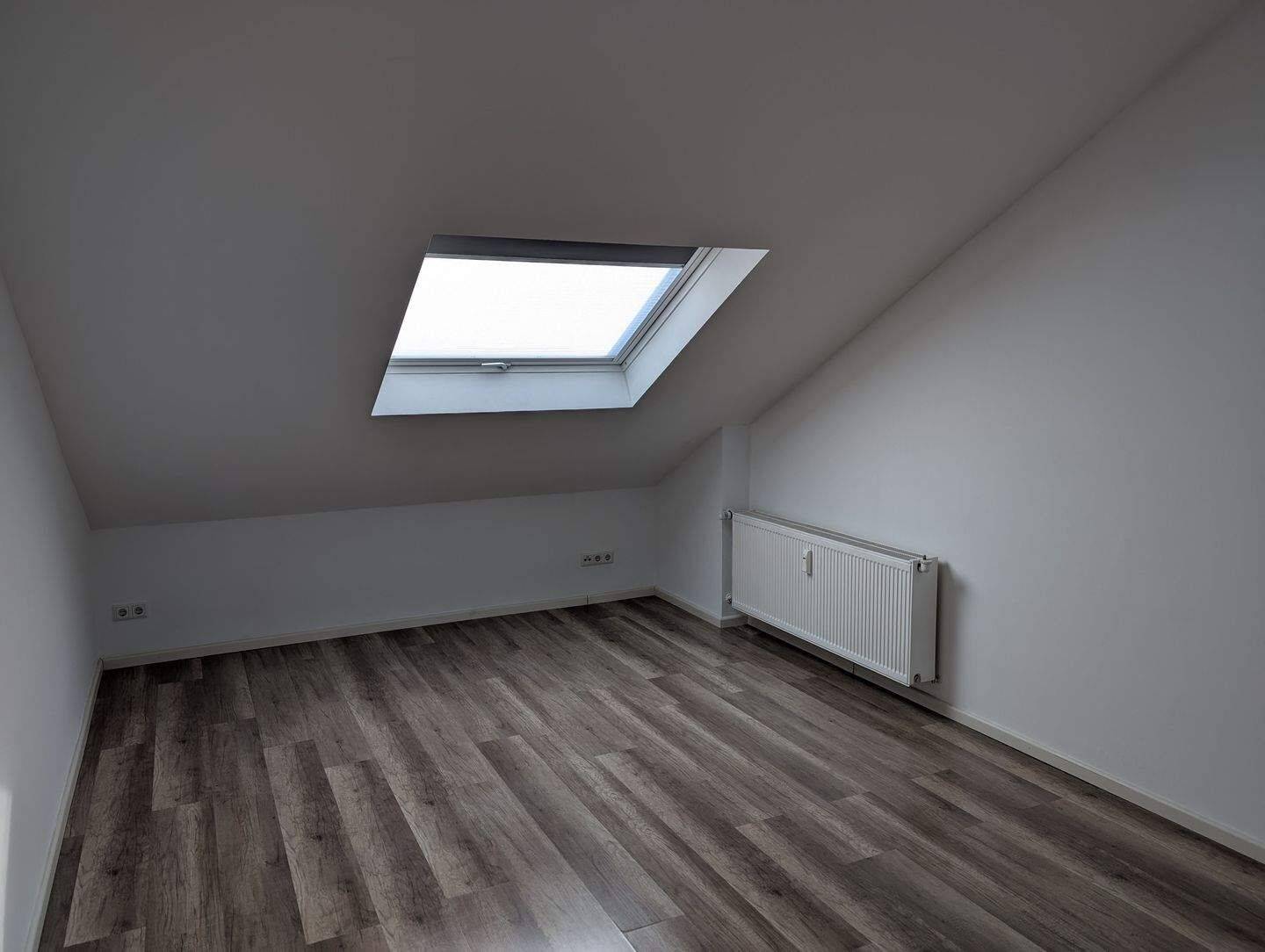 2 ZW WOHNUNG DG WANNENBAD EBK ALLE ZIMMER TAGESLICHT NÄHE UNIKLINIK ROSSMANN EIFLER REWE S BAHN LYONERSTR FLUGHAFENBUS MEHRERE STRASSENBAHNEN/BUSSE, 60528 Frankfurt am Main (Niederrad Sachsenhausen Schwanheim)