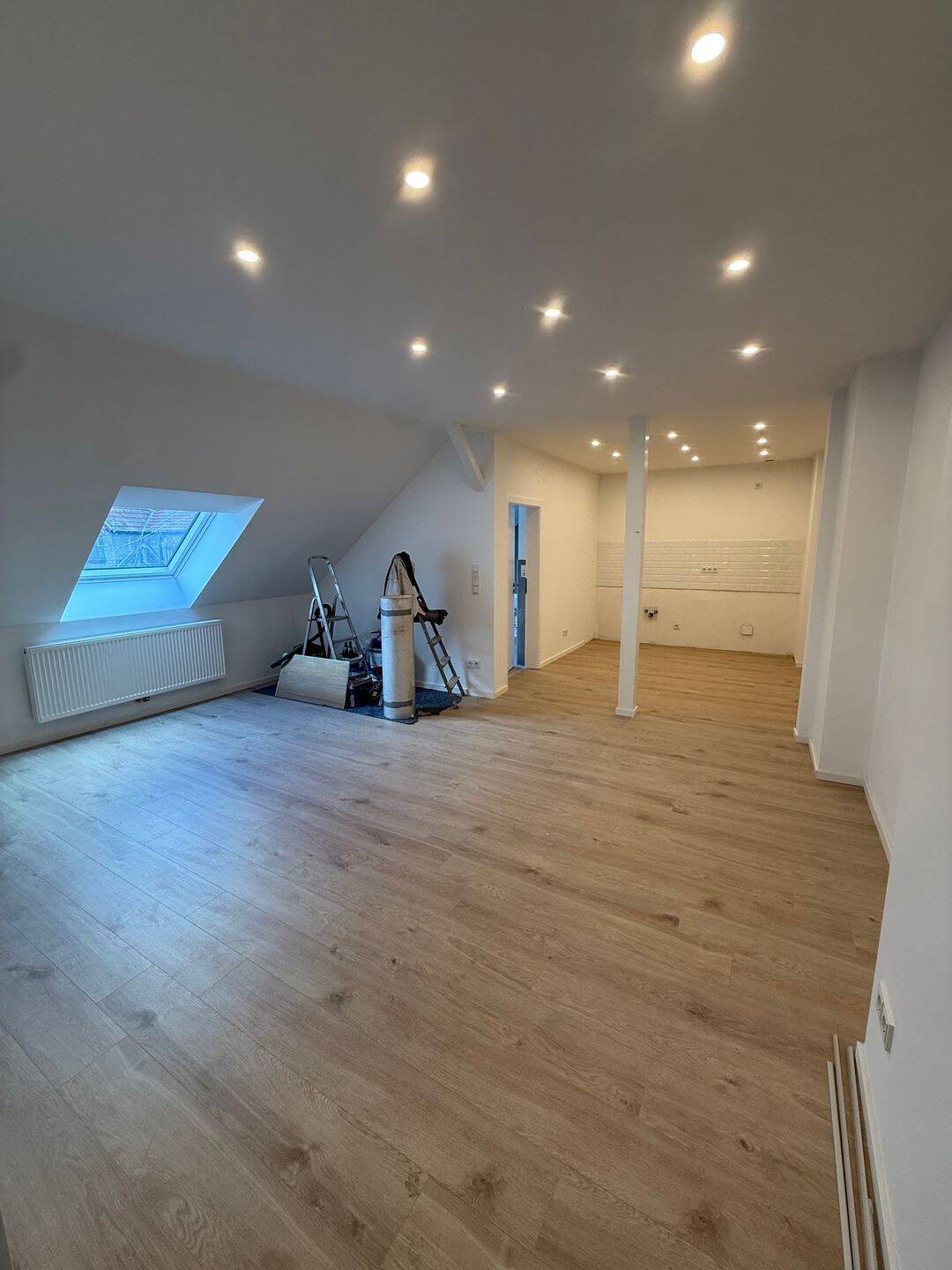 ERSTBEZUG ! Helle & frisch renoviere 3 ZKB Maisonette- Wohnung in 66121 Saarbrücken