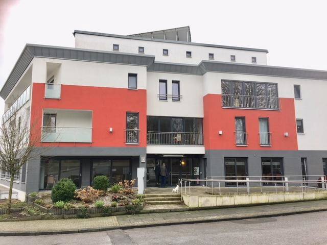 Seniorengerechte Wohngemeinschaft: Frisch renoviertes Einzelzimmer mit eigenem Duschbad, 42389 Wuppertal (Langerfeld)