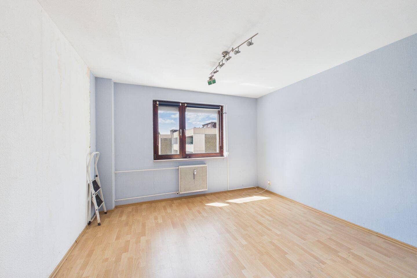 Bezugsfrei: 2 Zimmer, Loggia & Aufzug | solide ETW in Dietzenbach, 63128 Dietzenbach