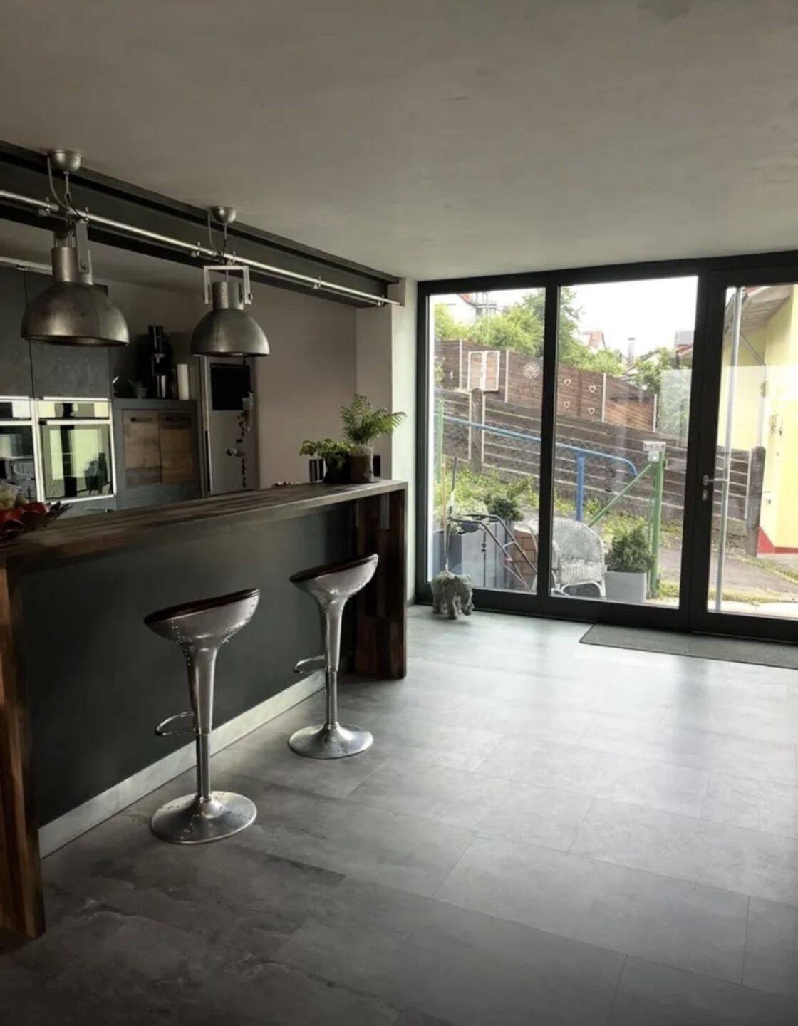Großzügiges Einfamilienhaus mit Einliegerwohnung und Doppelgarage in ruhiger Wohnlage., 76337 Waldbronn
