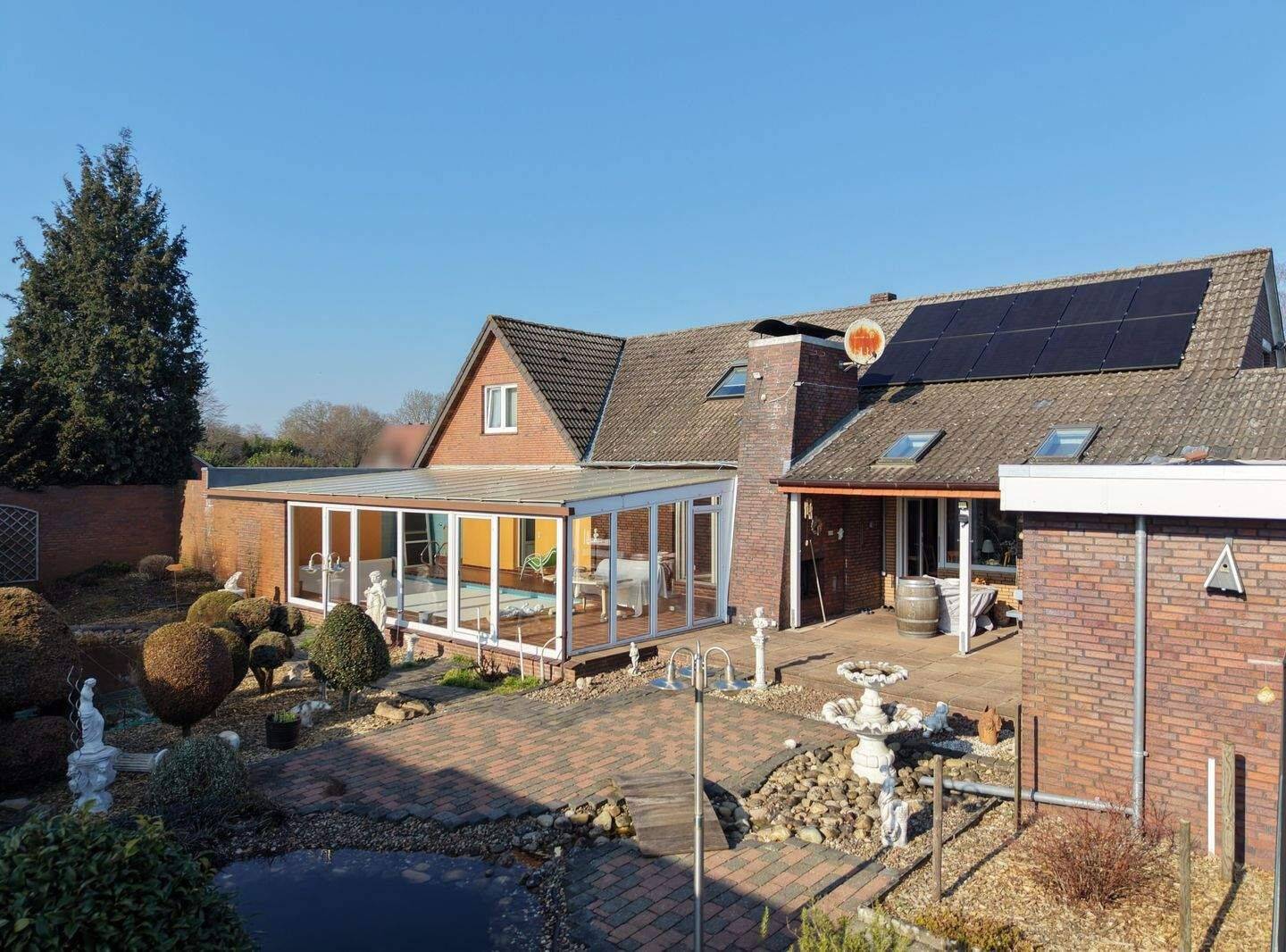 Großes Wohnhaus mit ca. 75m² Wintergarten inkl. Schwimmbad mit zwei Garagen und vielen Extras!, 26810 Westoverledingen