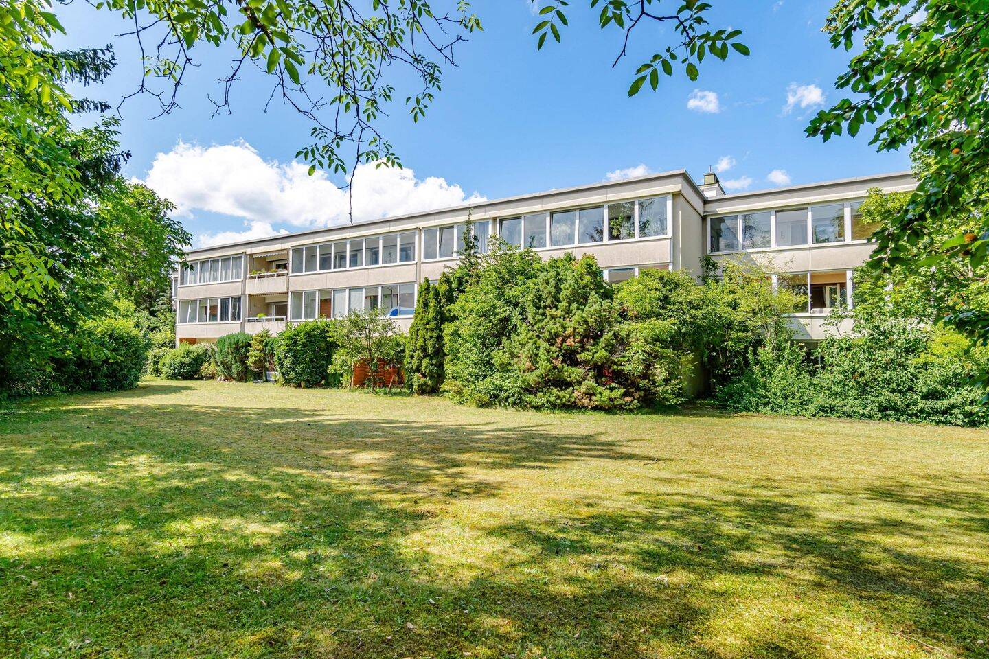 Bezugsfreie 2-Zimmer-Wohnung mit großzügiger Süd-Loggia und gepflegtem Zustand, 80992 München (Moosach Neuhausen-Nymphenburg Pasing-Obermenzing)