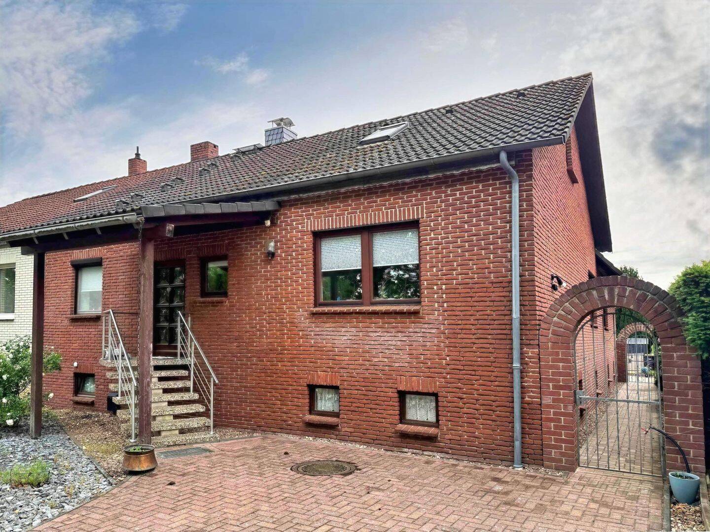 Doppelhaushälfte mit großem Grundstück und viel Potenzial in Hambühren, 29313 Hambühren