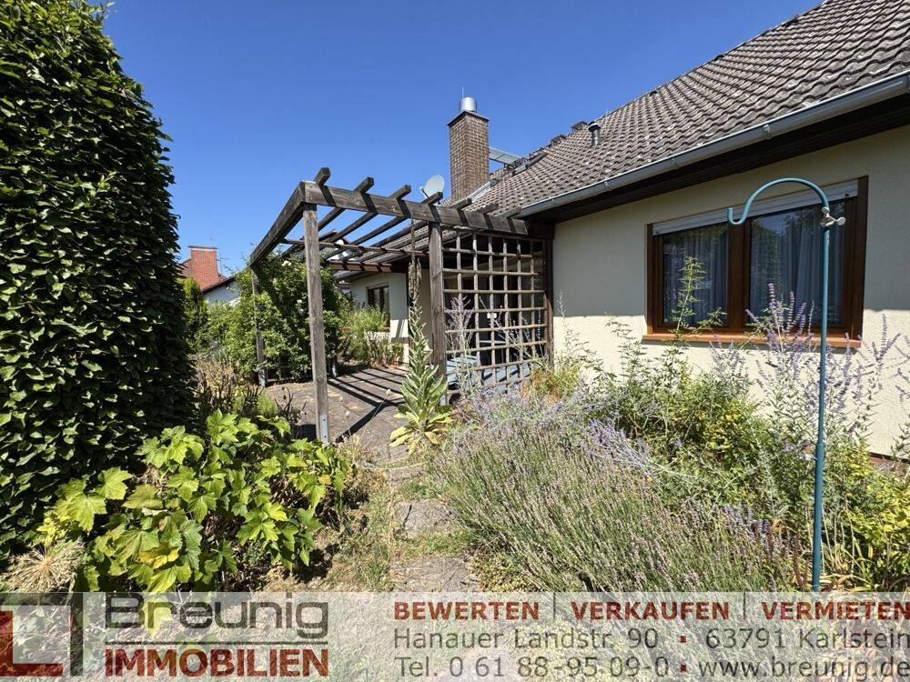 Freistehendes Einfamilienhaus mit EBK, Carport & Naturgarten in ruhiger Lage von Alzenau-Stadt, 63755 Alzenau