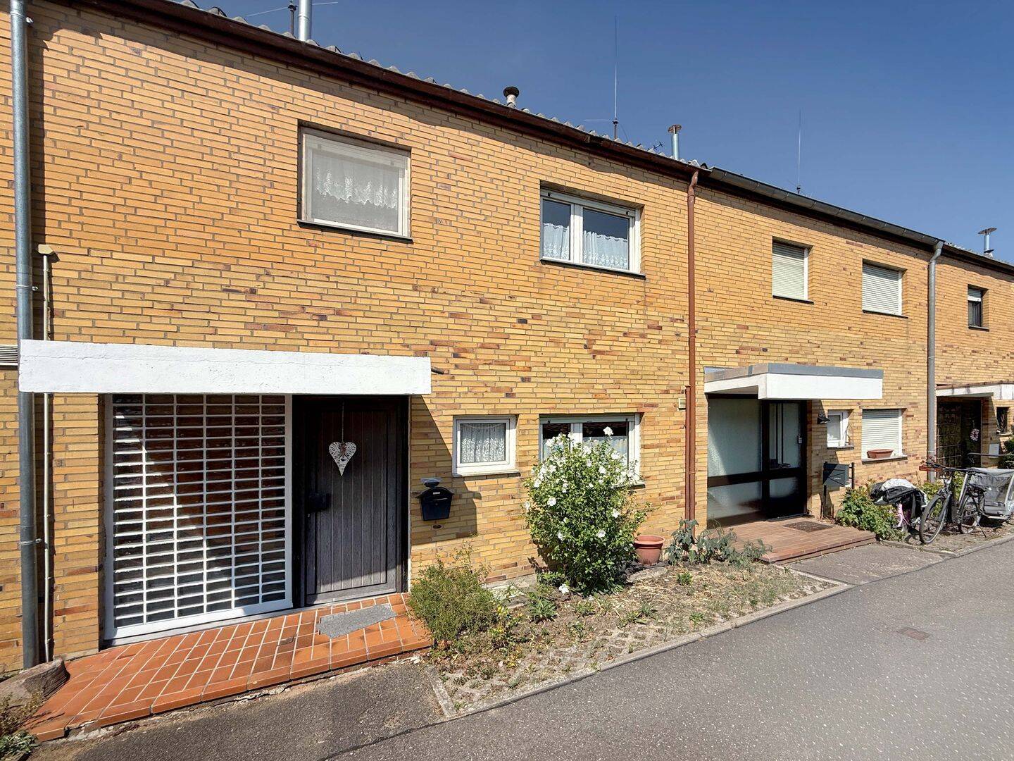 Bezugsfreies Reihenmittelhaus mit Garten, Balkon und viel Potenzial in Hockenheim, 68766 Hockenheim