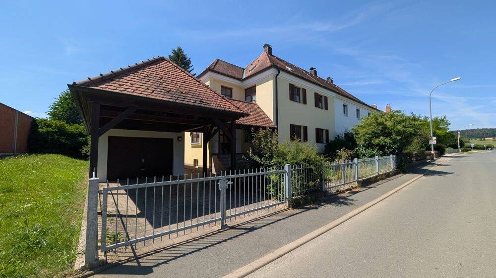 Zwei Wohneinheiten oder Einfamilienhaus – Wohnhaus mit Garage, Carport und Garten!, 95490 Mistelgau