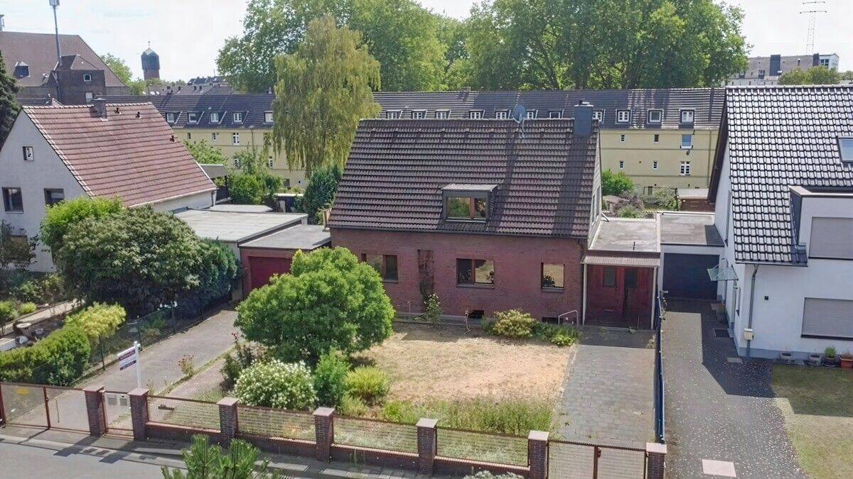 Düsseldorf-Lierenfeld: Freistehendes Einfamilienhaus mit Einliegerwohnung auf großzügigem Grundstück, 40231 Düsseldorf (Eller Lierenfeld)